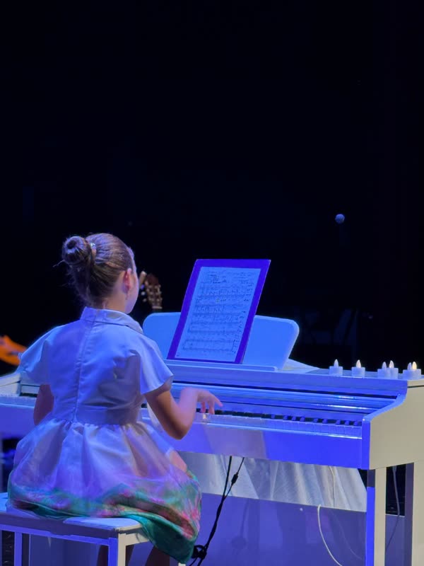Sahnede piyano performansı
